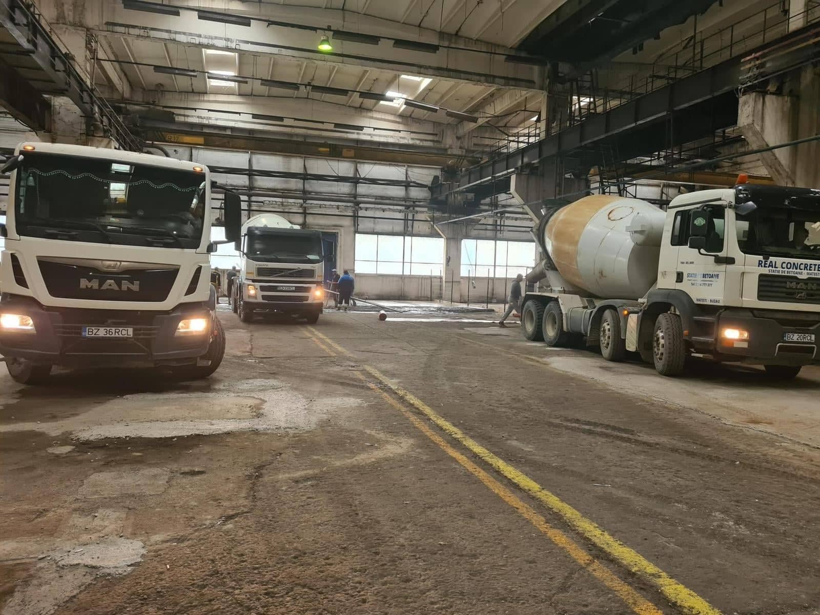 Stație de betoane RCL — vedere generală cu autobetoniere și silozuri